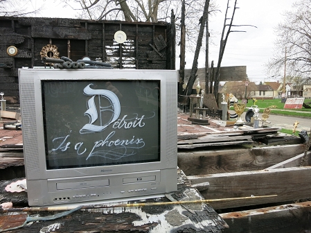 Ein Röhrenbildfernseher mit der Aufschrift "Detroit is a Phoenix" im Heidelberg Project